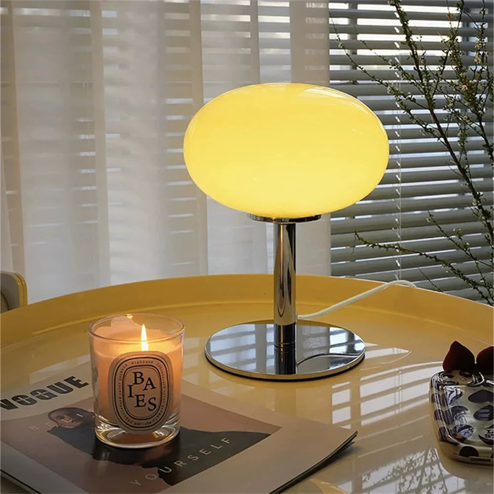 Lampe LED portable et rechargeable, éclairage doux pour chambre, design élégant et éco-friendly.