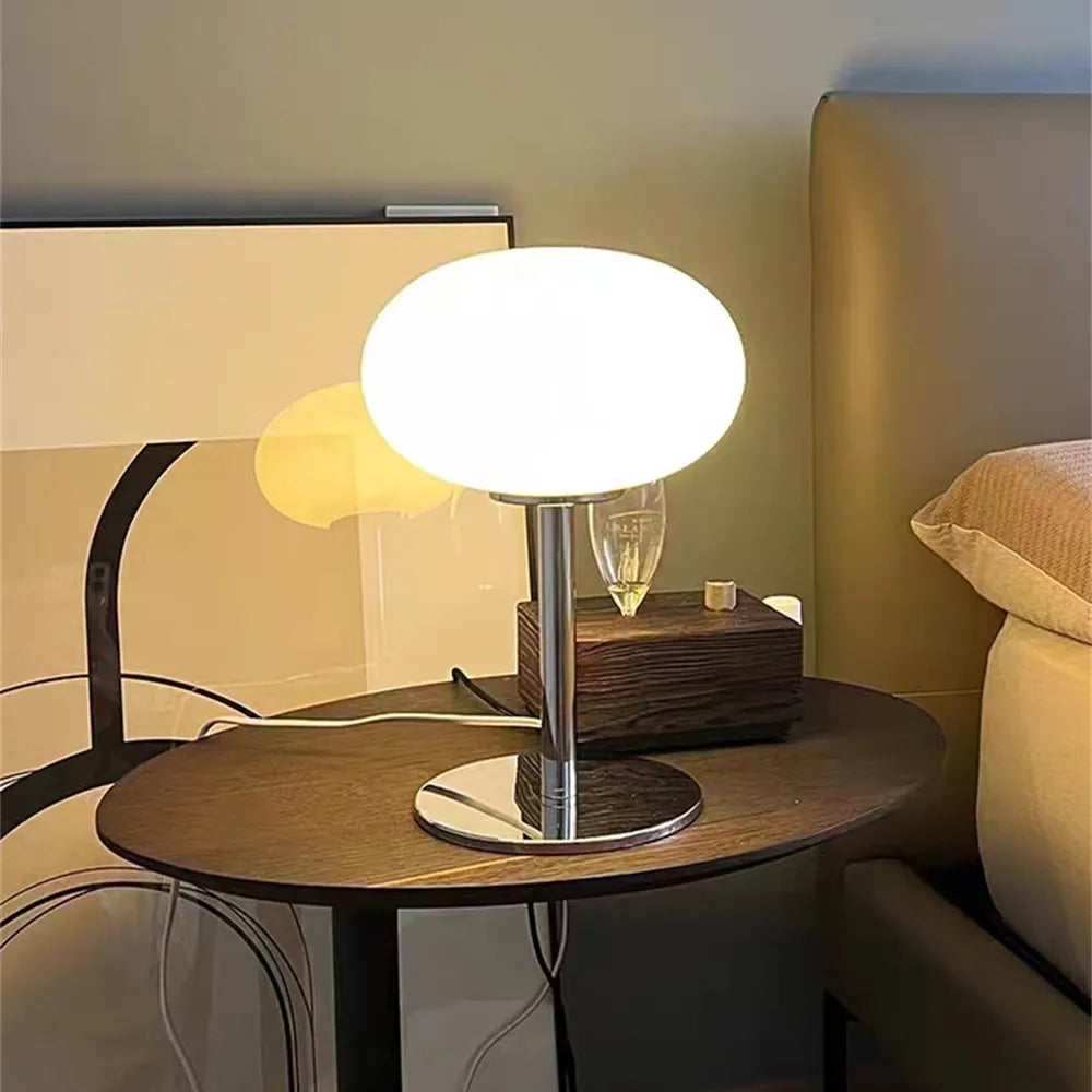 Lampe LED rechargeable, compacte et portable, design épuré pour bureau, table de chevet ou extérieur.