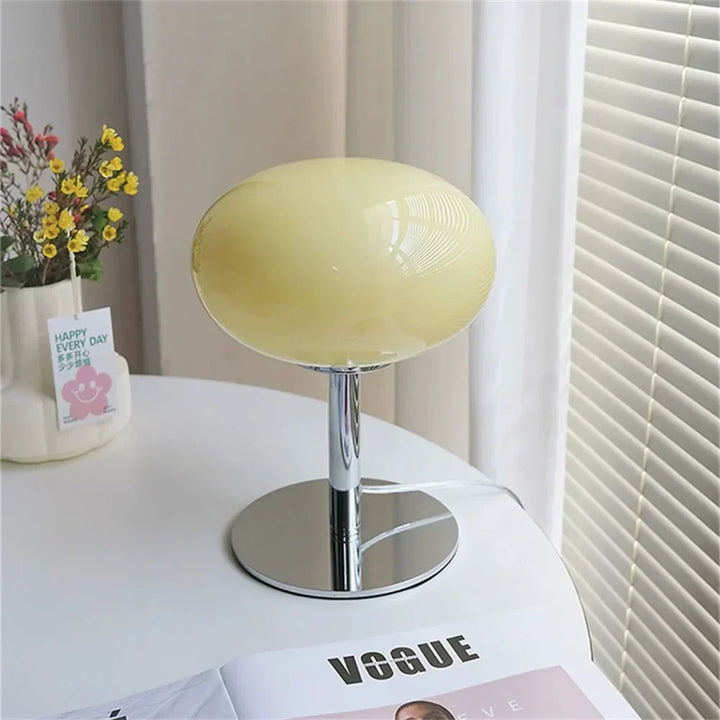 Lampe de table élégante, technologie LED rechargeable, idéale pour créer une ambiance moderne et cozy.
