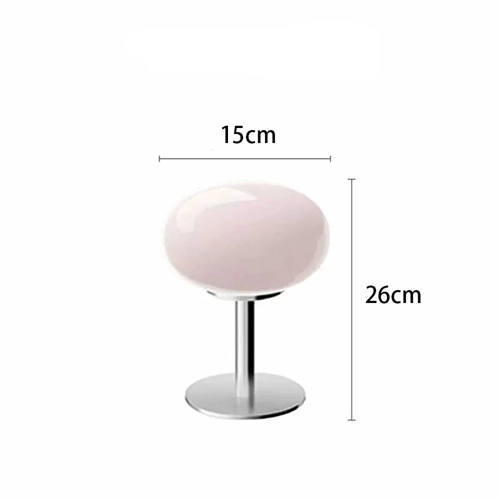 Lampe de table LED design, rechargeable pour un usage nomade, ajoute une touche moderne et élégante à l'intérieur.