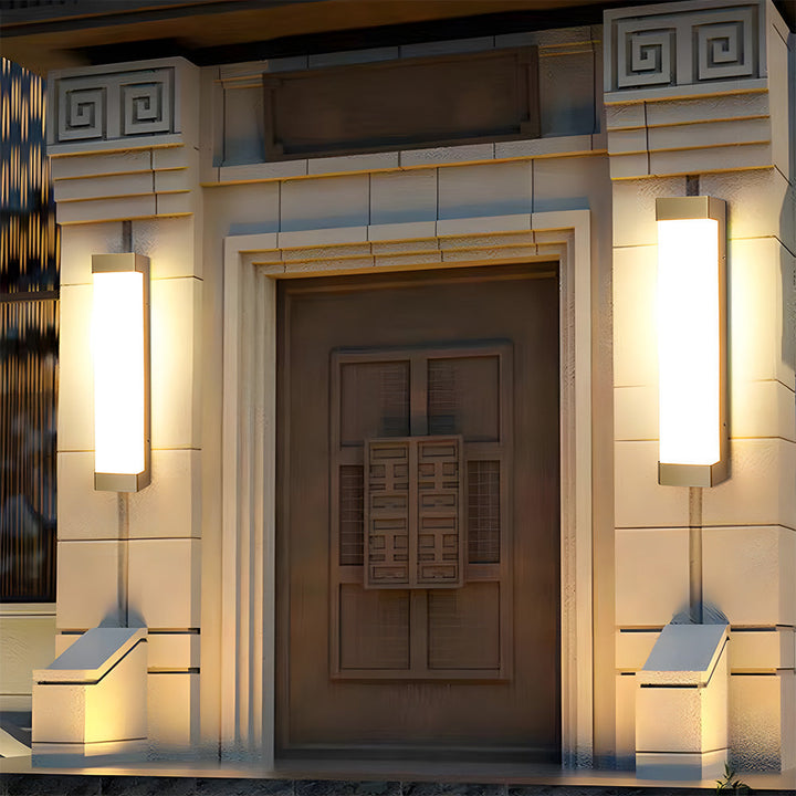 Éclairage moderne et étanche pour extérieur, applique murale LED, design épuré pour terrasse.