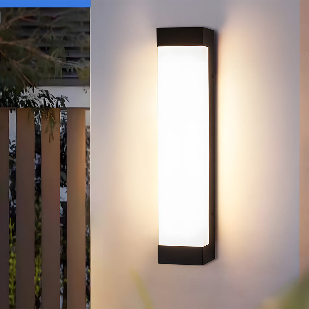 Éclairage extérieur moderne IP65, applique murale LED étanche. Design élégant, parfait pour la façade.