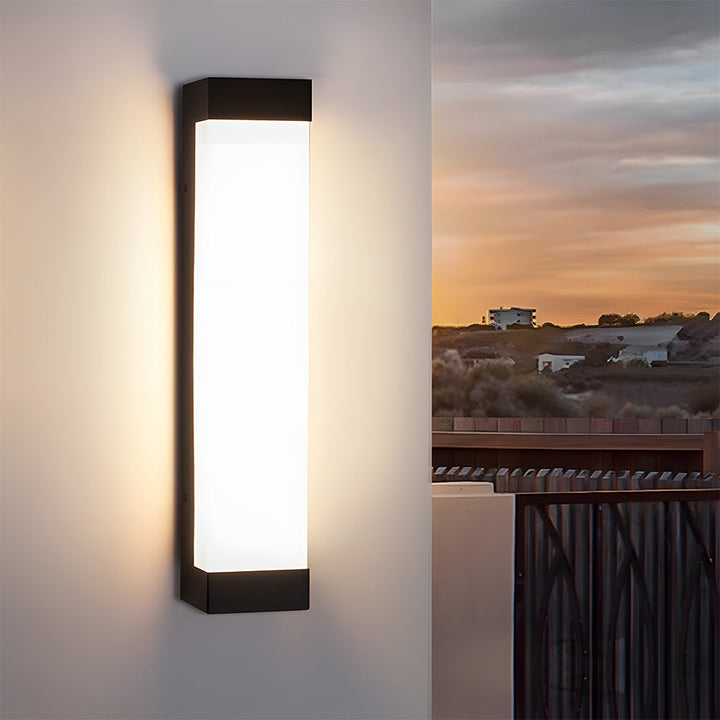 Lumière extérieure LED moderne et étanche, IP65, crée une ambiance lumineuse sur la terrasse.