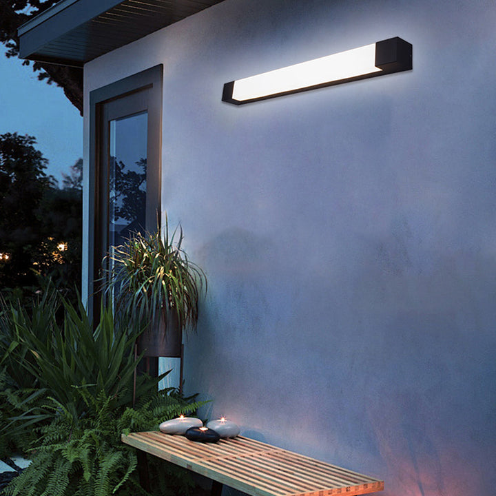 Applique murale LED étanche, style moderne, idéal pour l'éclairage de votre jardin ou patio.