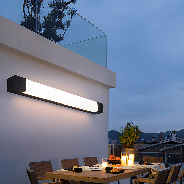 Applique murale design pour extérieur, étanche, LED, éclairage chaleureux pour jardin et allée.
