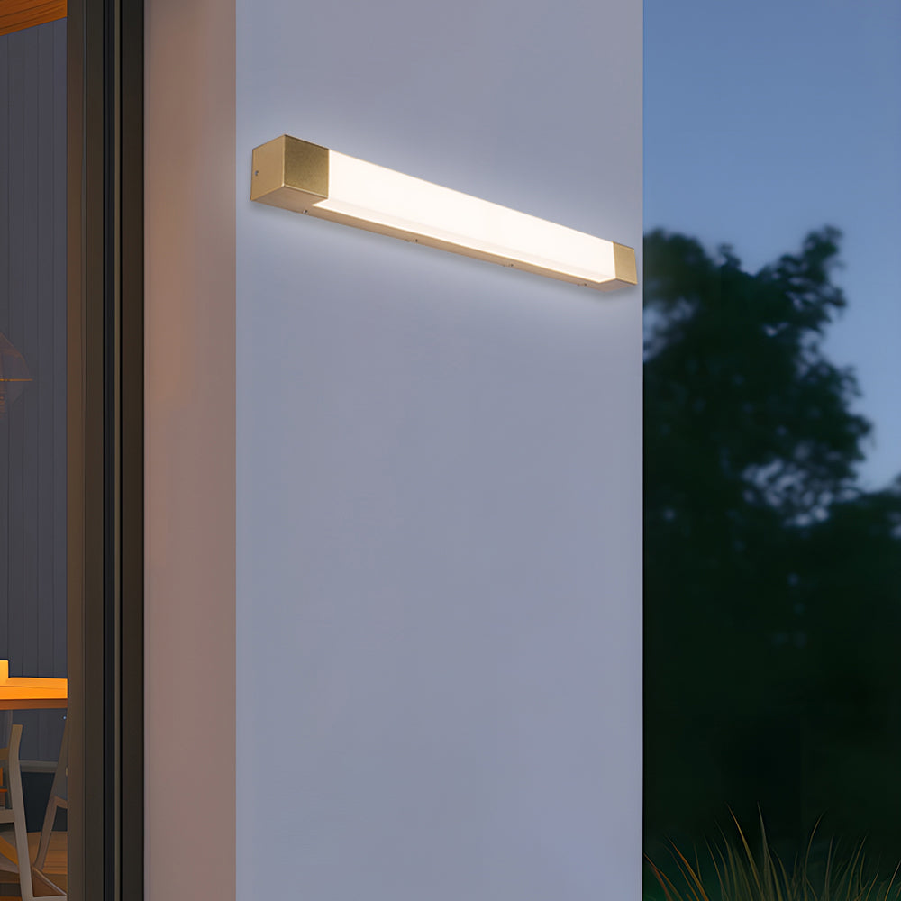 Applique murale LED étanche, design moderne, pour éclairer votre jardin ou balcon avec style.