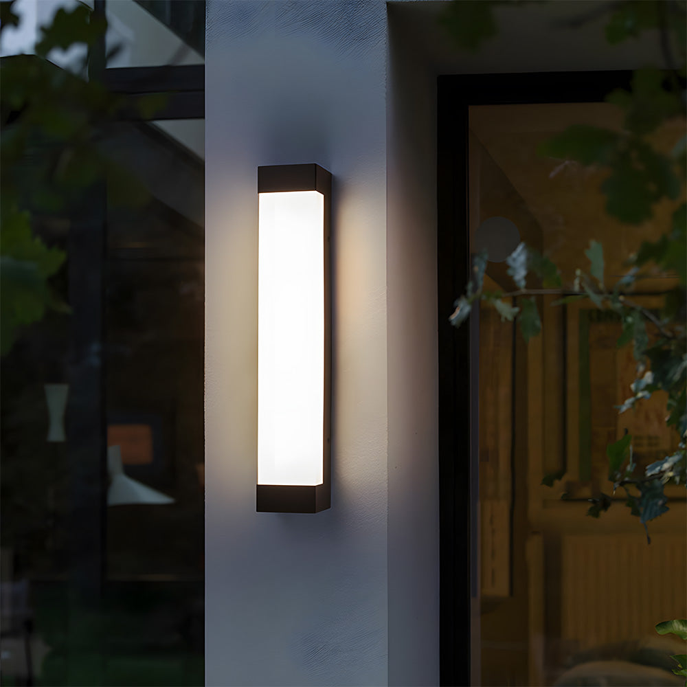Éclairage mural LED moderne, étanche IP65, parfait pour façade, jardin ou allée. Installation facile.