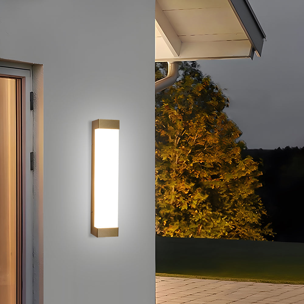 Applique murale LED étanche IP65 pour usage extérieur, design contemporain et élégant.
