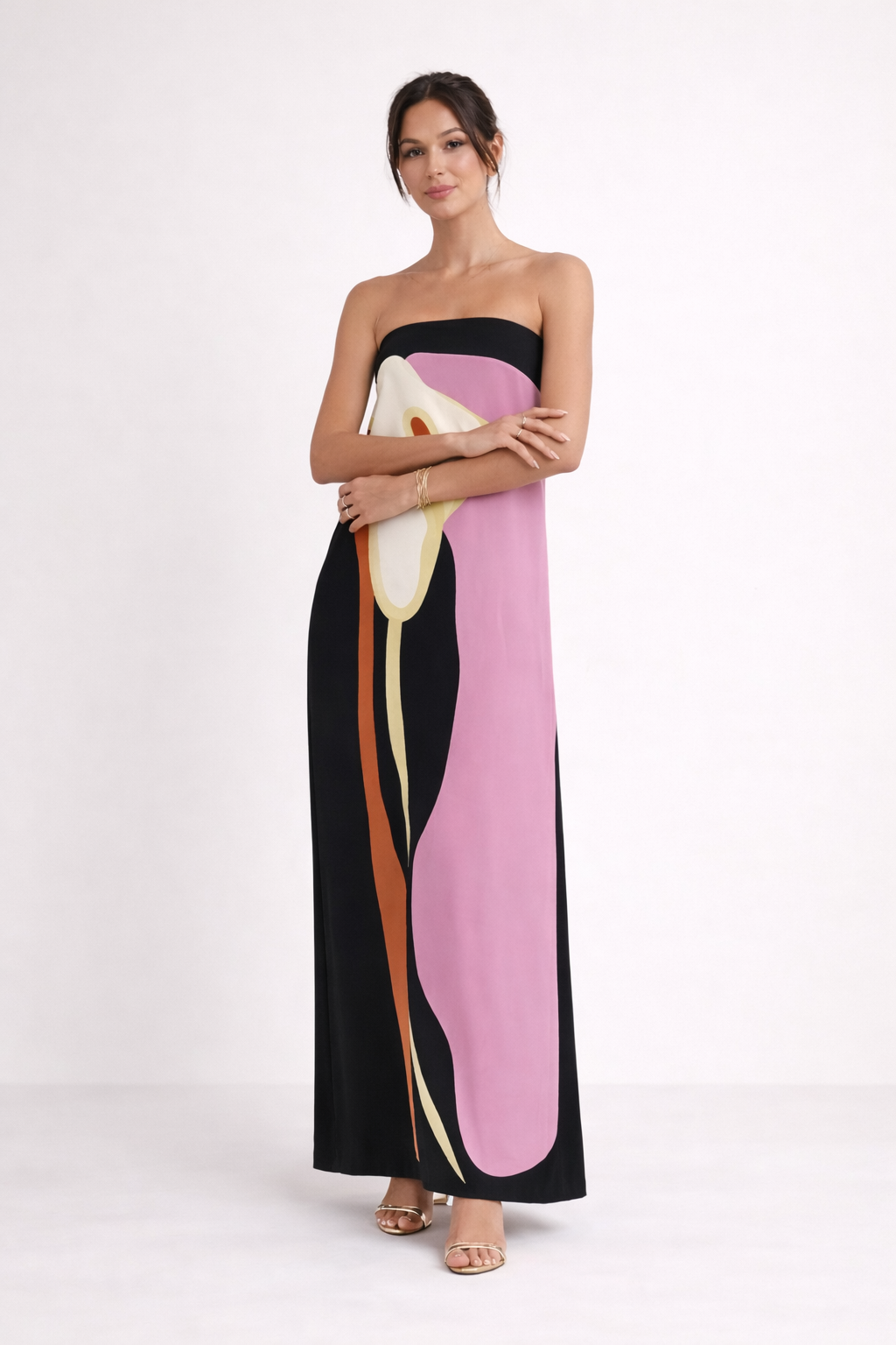 Modèle de robe longue d'été femme sans bretelles, design floral chic et fluide, confortable pour les vacances.