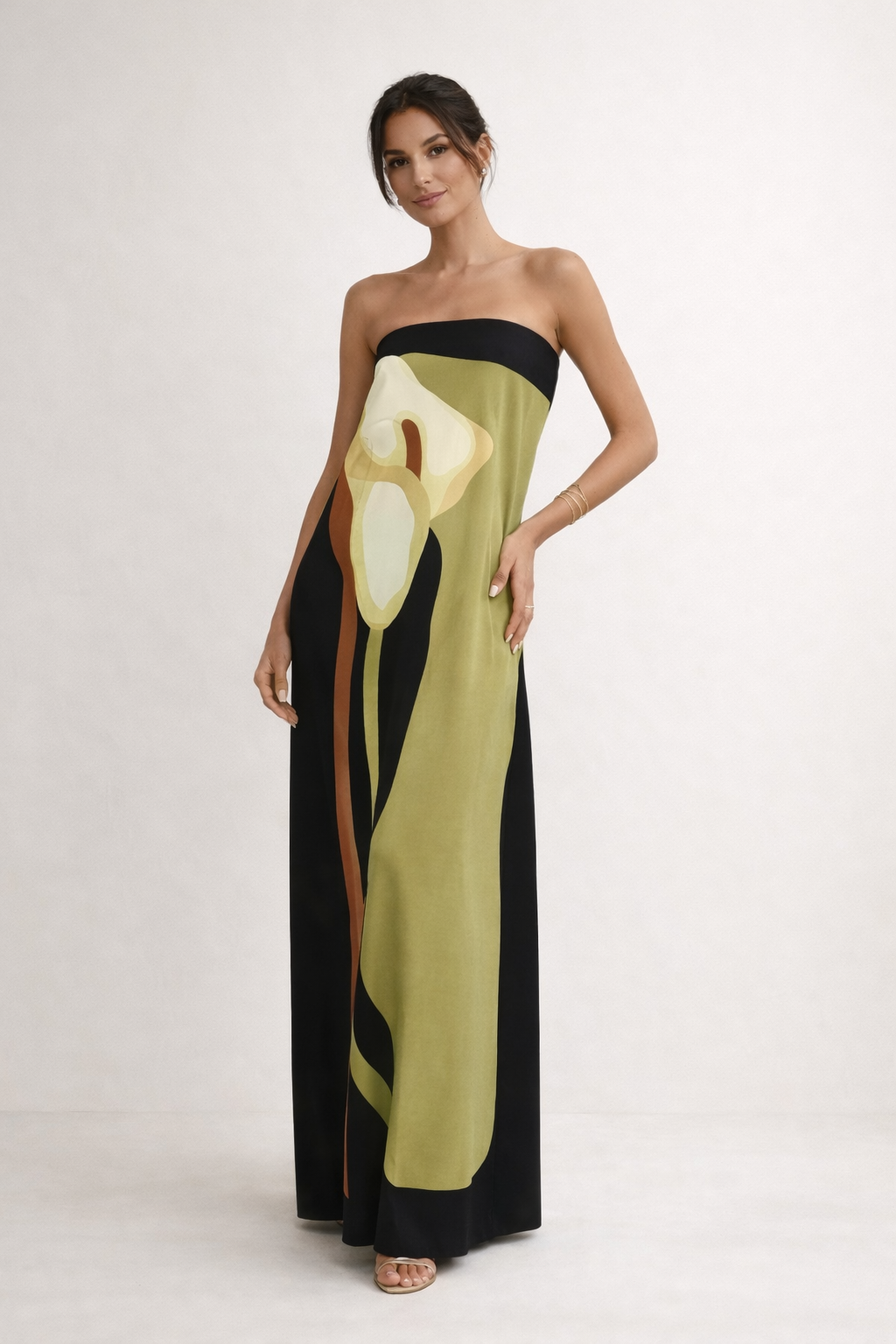 Robe longue d'été femme sans bretelles, imprimé floral élégant pour vacances ou soirées décontractées.