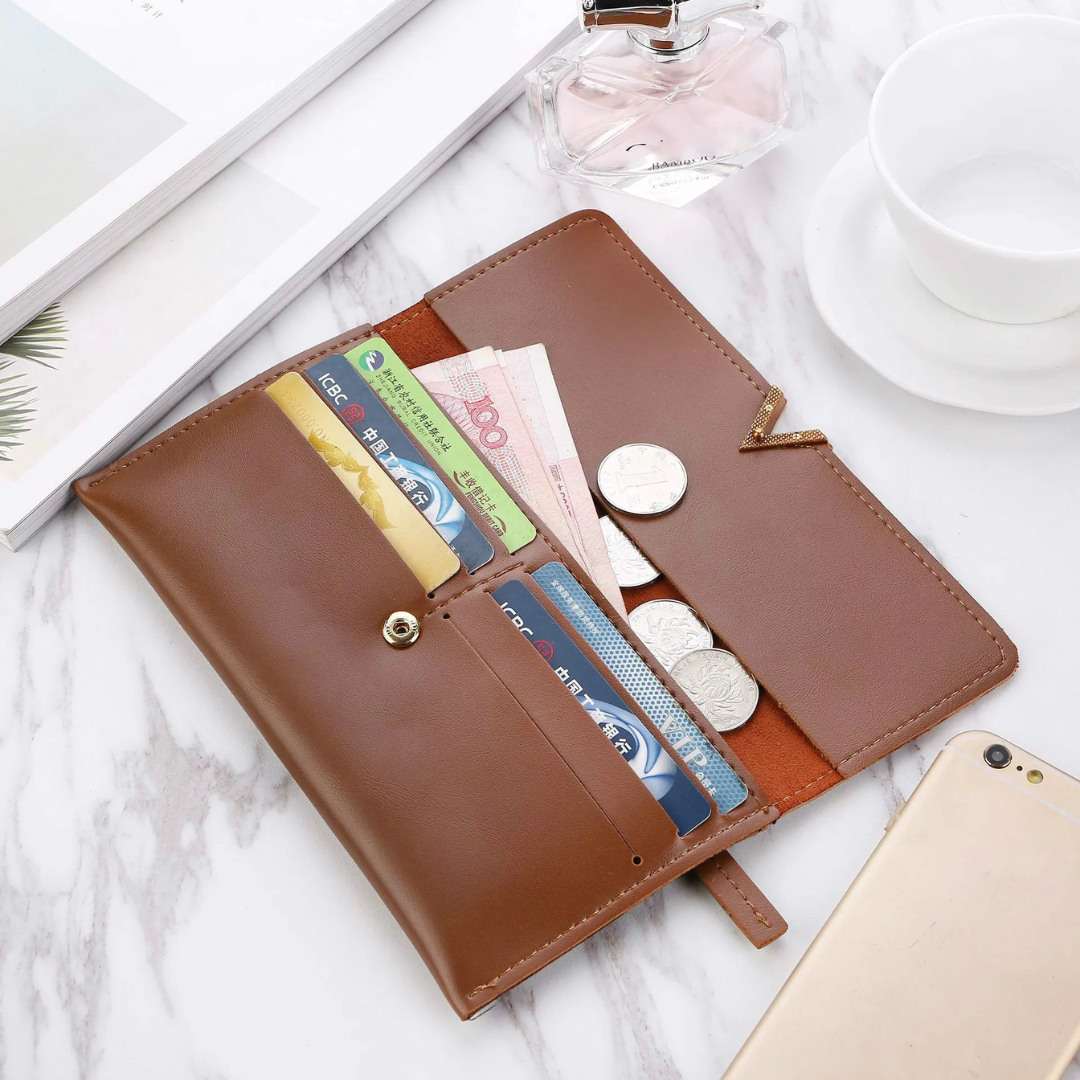 Portefeuille long femme posé sur table, accessoire de mode chic et fonctionnel pour l'organisation quotidienne.