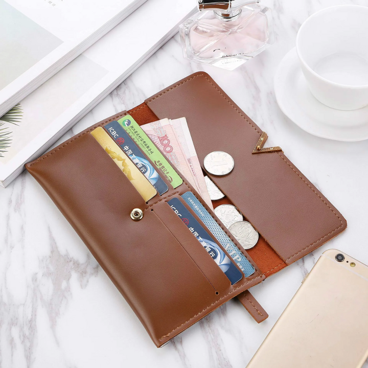 Portefeuille long femme posé sur table, accessoire de mode chic et fonctionnel pour l'organisation quotidienne.
