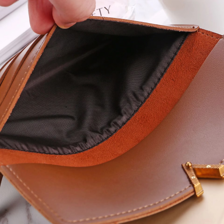 Main tenant un portefeuille long femme élégant, accessoire de mode chic pour un look quotidien raffiné.