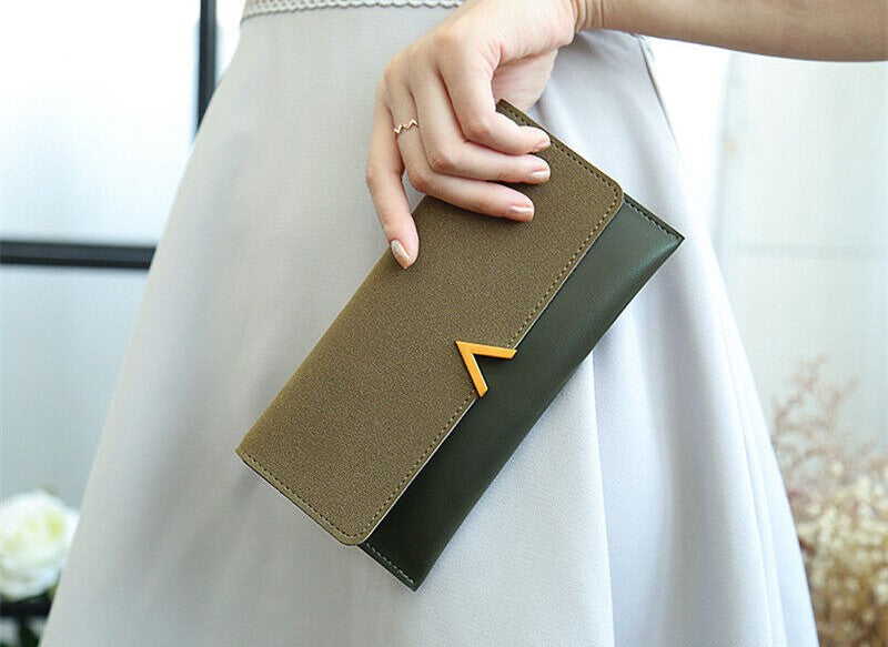 Vue frontale du portefeuille long femme, design minimaliste et chic. L'accessoire de mode intemporel par excellence.