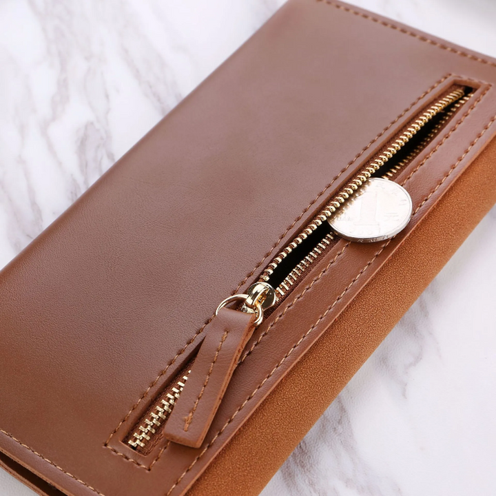 Portefeuille long femme fermé, design compact et élégant, parfait pour glisser dans un sac à main de mode.