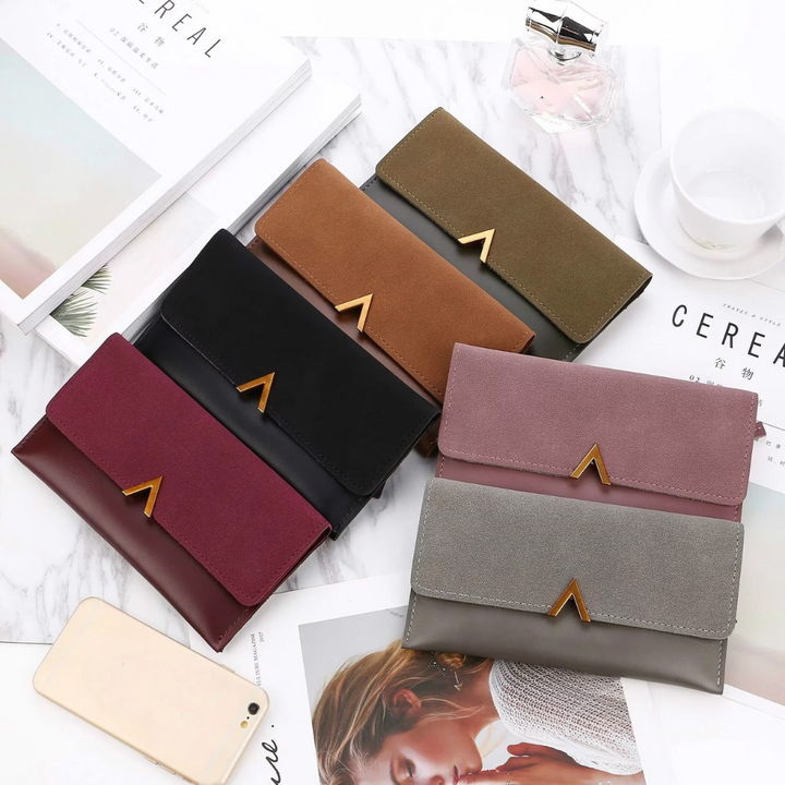 Portefeuille long femme, complétant une tenue élégante. L'accessoire de mode indispensable pour une allure raffinée.