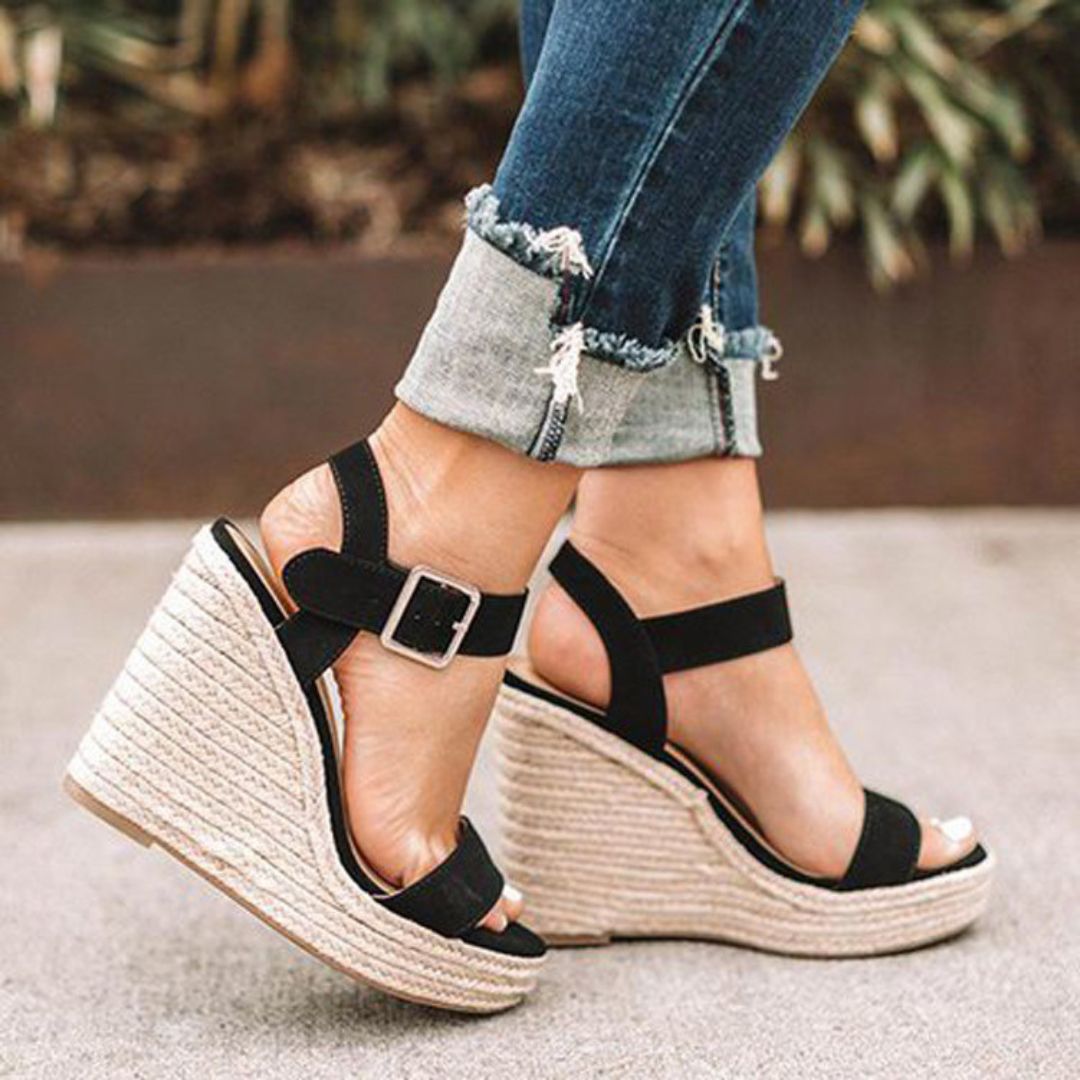 Chaussures femme à talons compensés avec bride cheville ajustable, offrant style et confort pour toute occasion d'été.