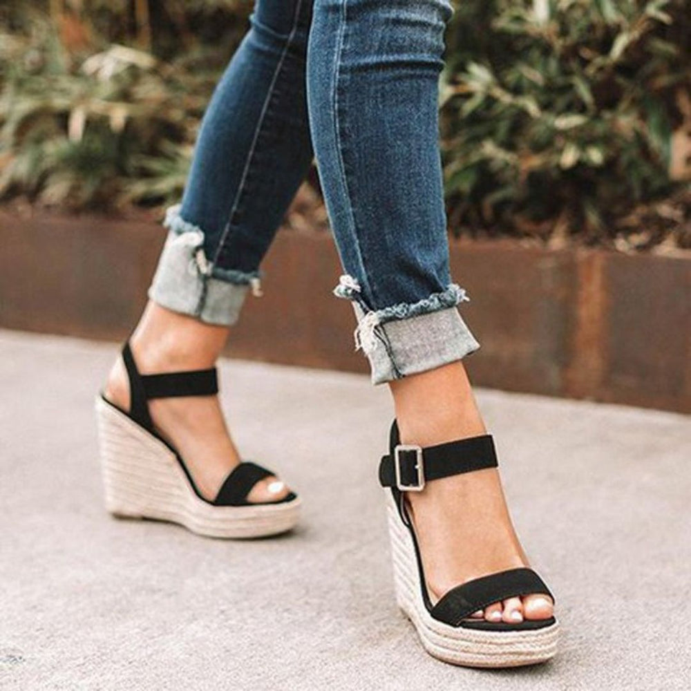 Talons compensés femme modernes et polyvalents, bout ouvert, idéaux pour un look estival décontracté ou chic.