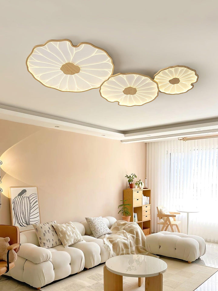 Plafonnier LED Solara, bois naturel, feuille de lotus, design discret et efficace pour plafond.