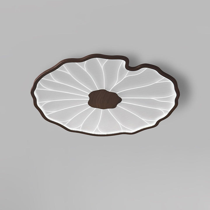 Plafonnier LED Solara, feuille de lotus, bois naturel, crée une atmosphère accueillante.