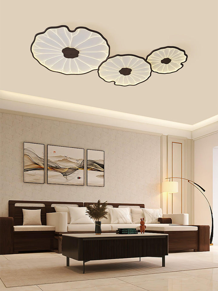 Luminaire plafond LED Solara style feuille de lotus, finition bois noyer, ambiance chambre.