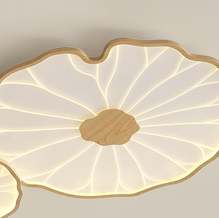 Plafonnier LED Solara, inspiration feuille de lotus, bois naturel, pour ambiance cosy salon.