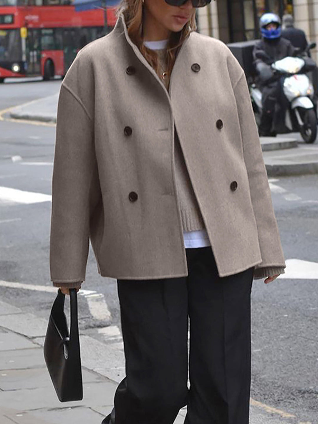 Manteau femme Louisa élégant à coupe décontractée, parfait pour mode hiver, boutonné pour chaleur et style.