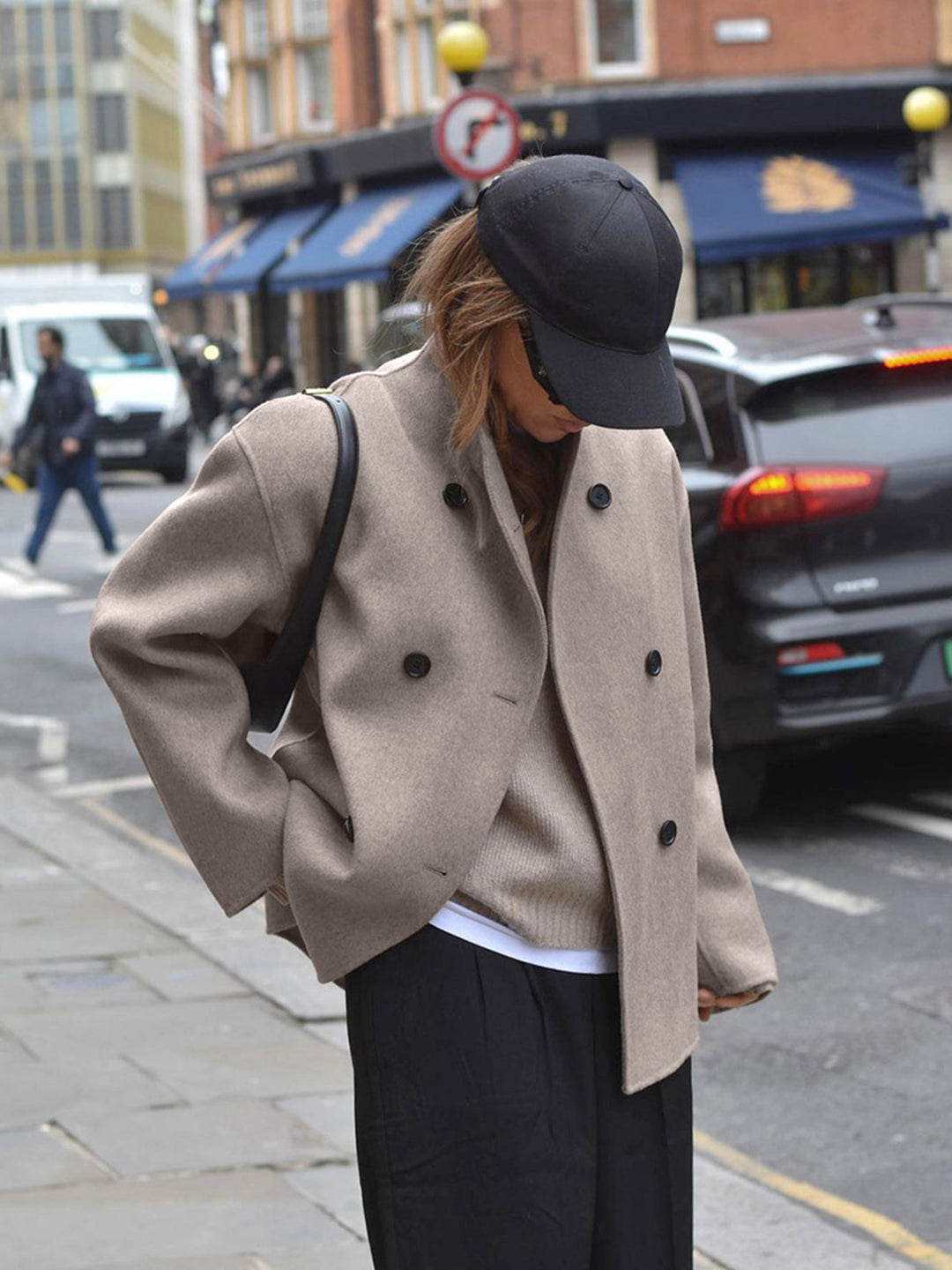 Manteau Louisa élégant, pièce maîtresse femme pour tenue chic, idéal pour automne et hiver froids.