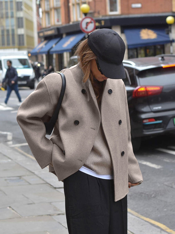 Manteau Louisa élégant, pièce maîtresse femme pour tenue chic, idéal pour automne et hiver froids.
