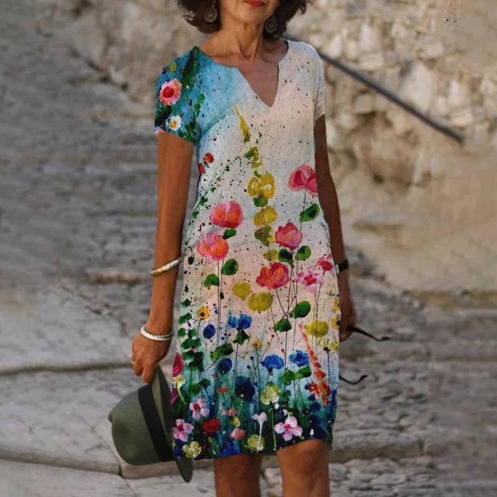Robe d'été fleurie élégante pour femme, coupe flatteuse, tissu léger et fluide, idéale plage/vacances.