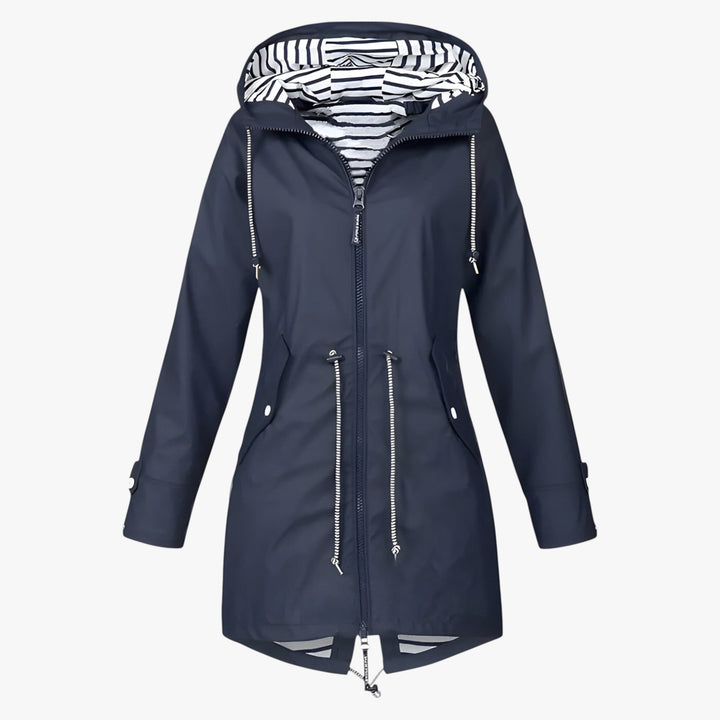 Dos de parka femme imperméable, capuche et détails ajustables. Veste élégante pour hiver-automne.