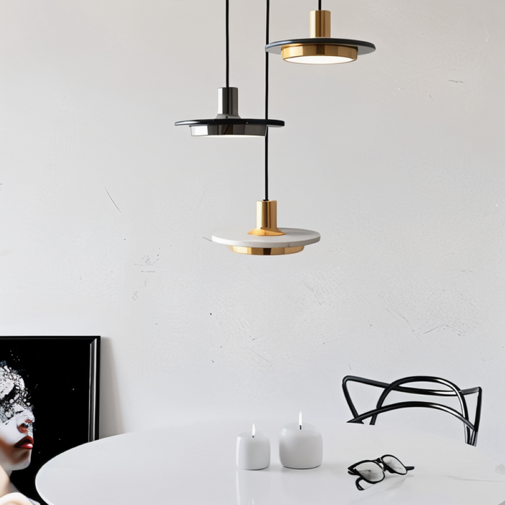 Suspension design double contemporaine, éclairage LED pour table à manger ou îlot de cuisine.