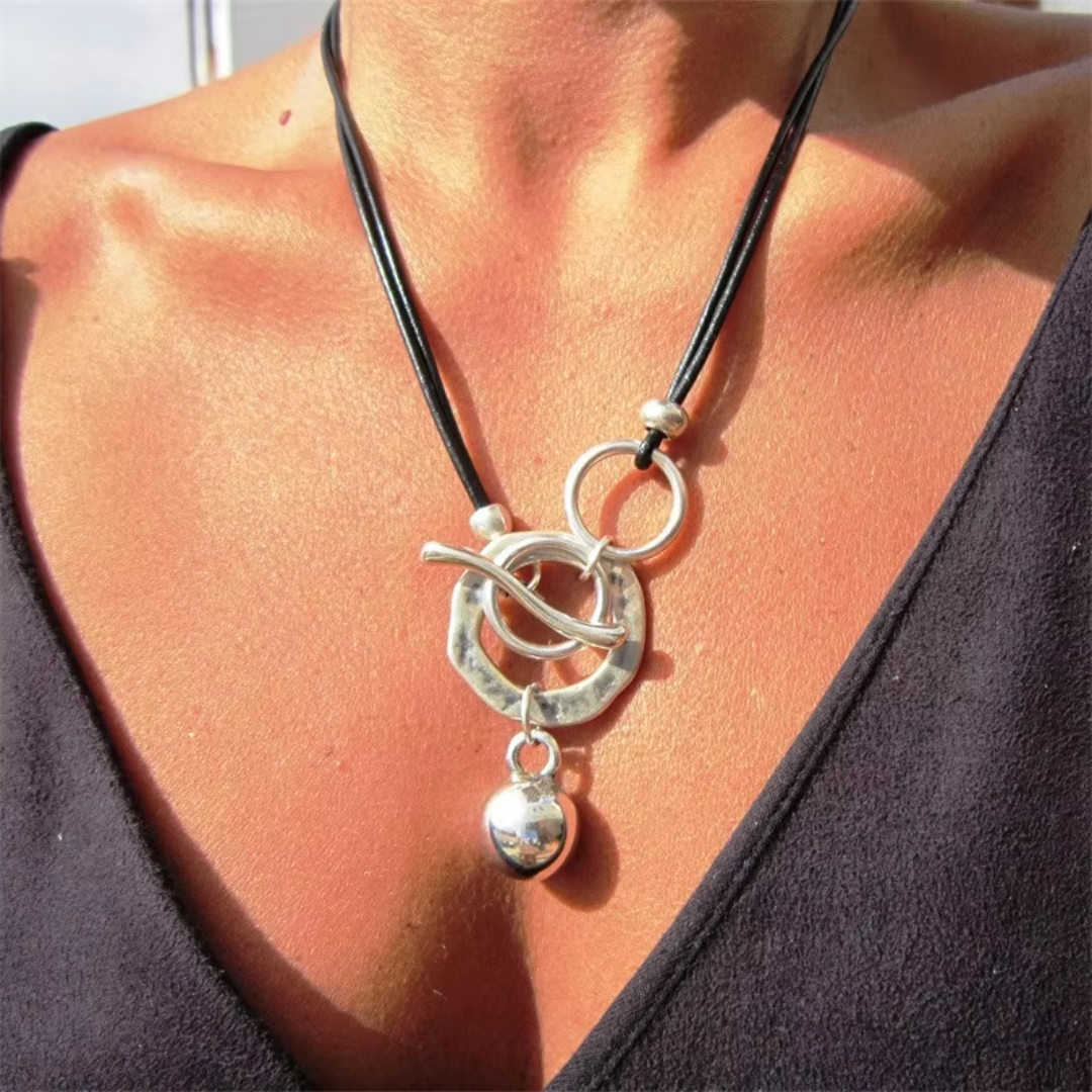 Collier vintage pour femme en argent sterling 925. Bijou élégant et intemporel, parfait pour un look classique.