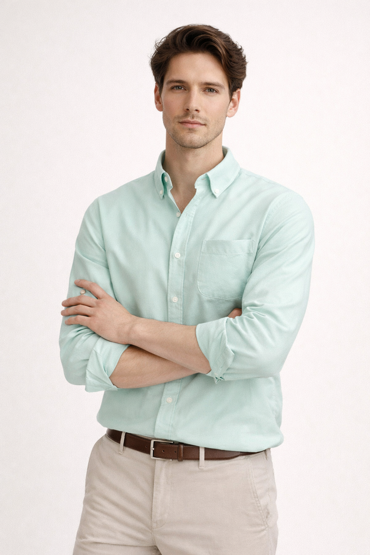 Chemise élégante homme à col classique. Vêtement masculin sophistiqué pour le bureau ou occasions spéciales.