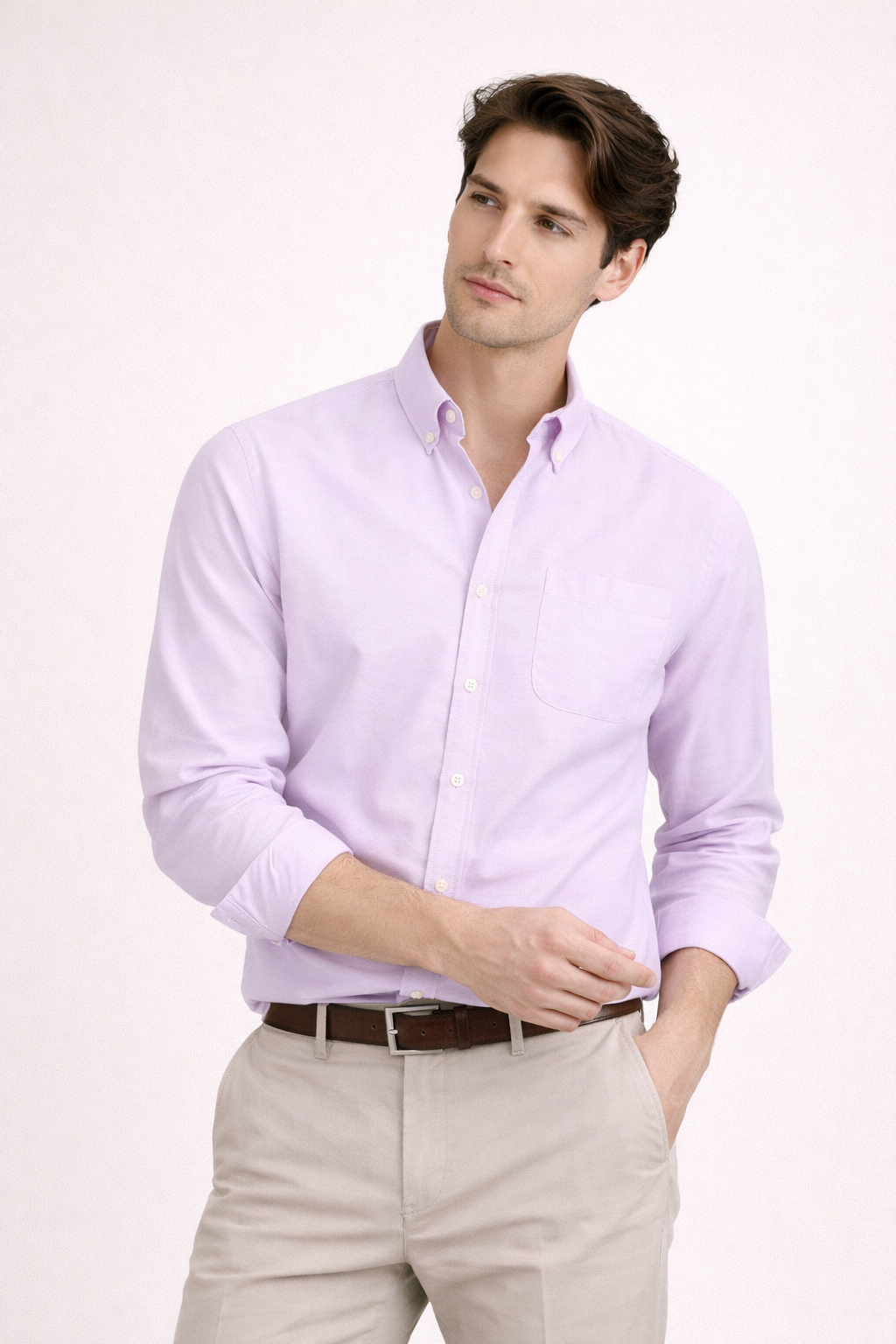 Look décontracté homme : chemise à manches longues. Facile à agencer, parfaite pour un style chic et intemporel.