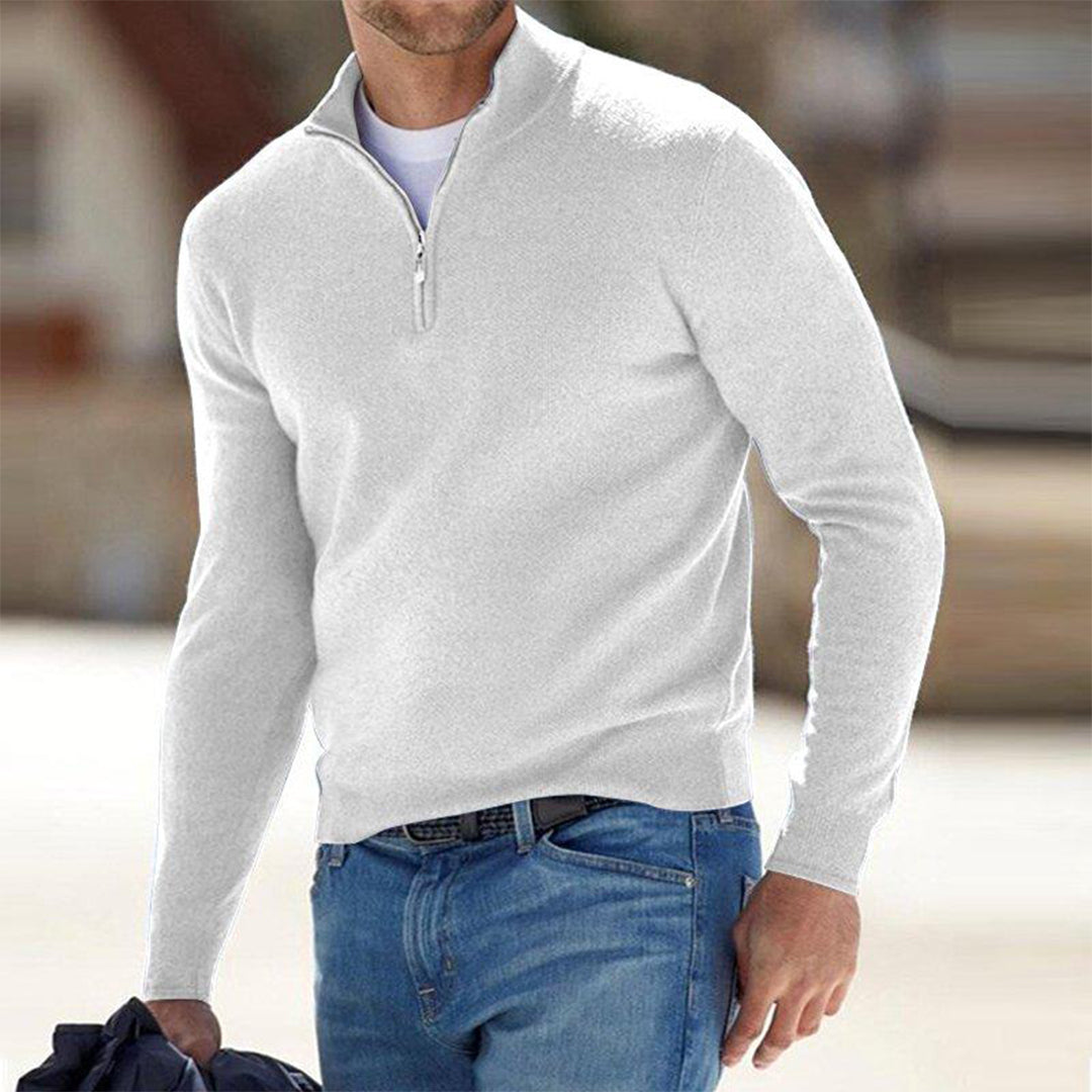 Pull homme élégant à col montant zippé, coupe slim fit. Idéal pour un style mode masculine hivernal.