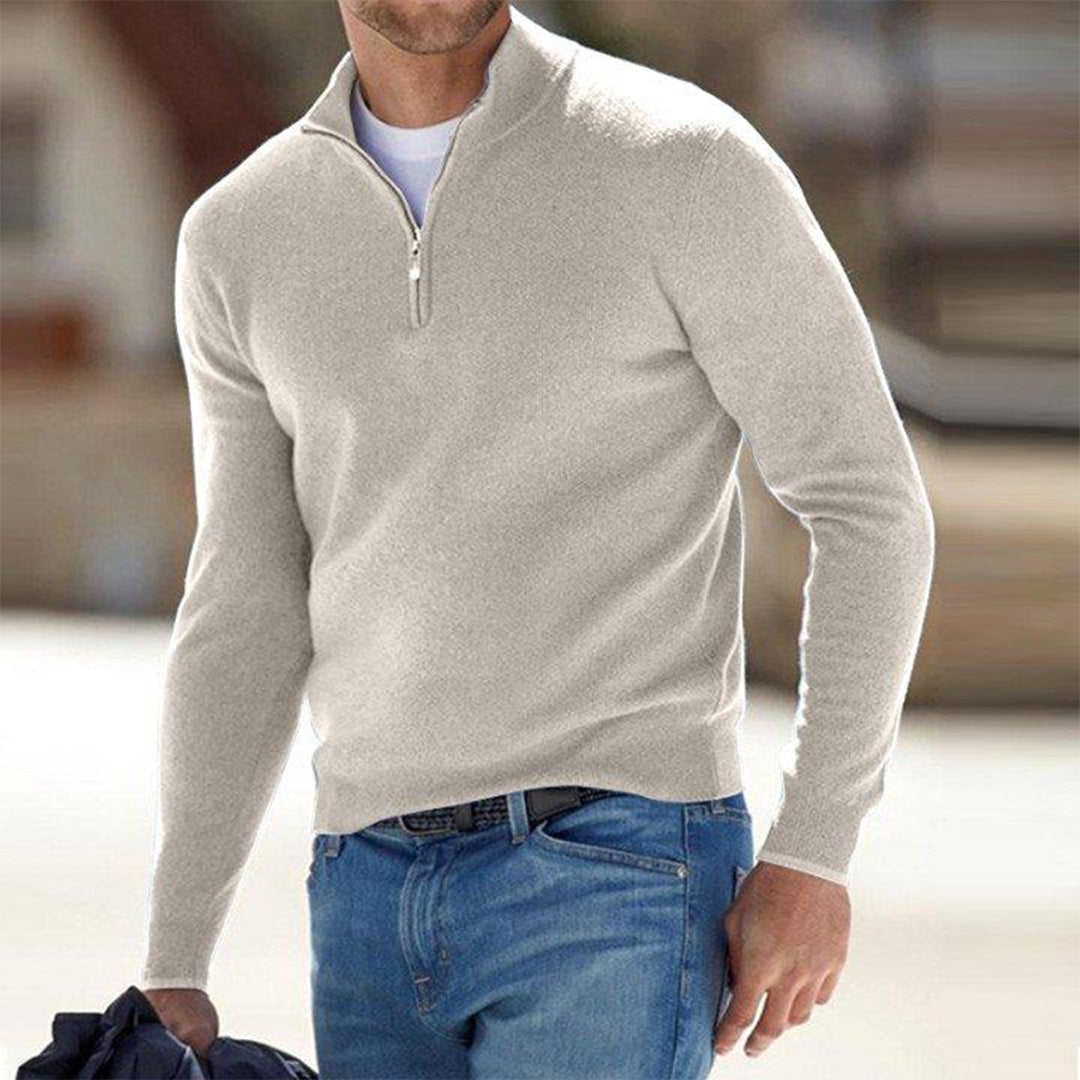 Pull-over homme uni, col zippé montant, ajusté slim fit pour un look décontracté chic et moderne.