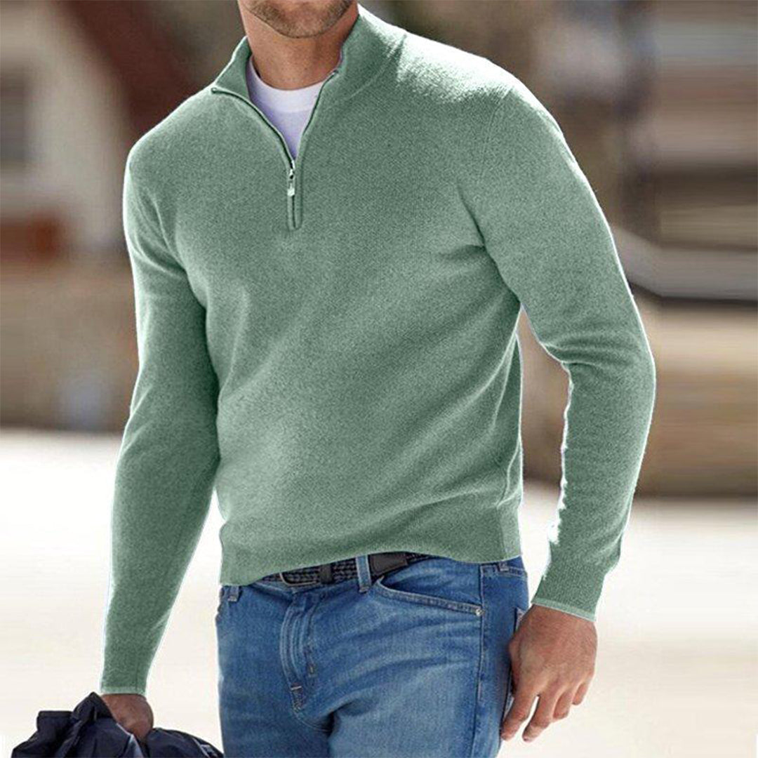 Élégant pull homme à col montant zippé, coupe slim fit. Parfait pour un style uni et raffiné en hiver.