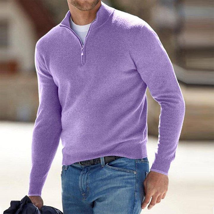 Ce pull homme bleu marine slim fit avec col montant zippé offre une élégance unie et contemporaine.