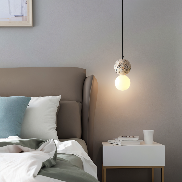 Luminaire LED double boule LumeGlobe, pour une salle à manger au style moderne et épuré.