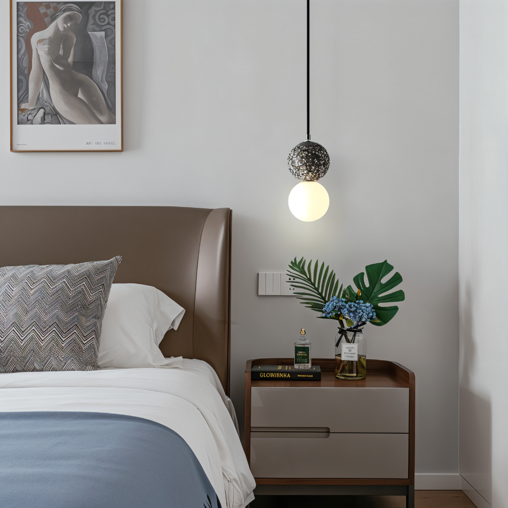 Suspension en verre double boule, design LumeGlobe, parfait pour un intérieur contemporain.