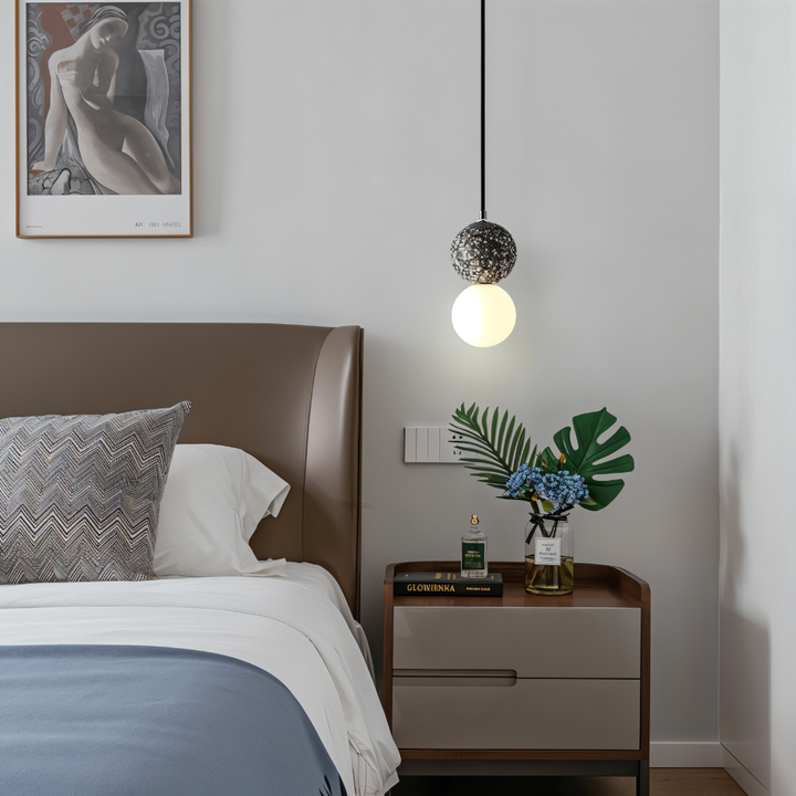 Suspension en verre double boule, design LumeGlobe, parfait pour un intérieur contemporain.