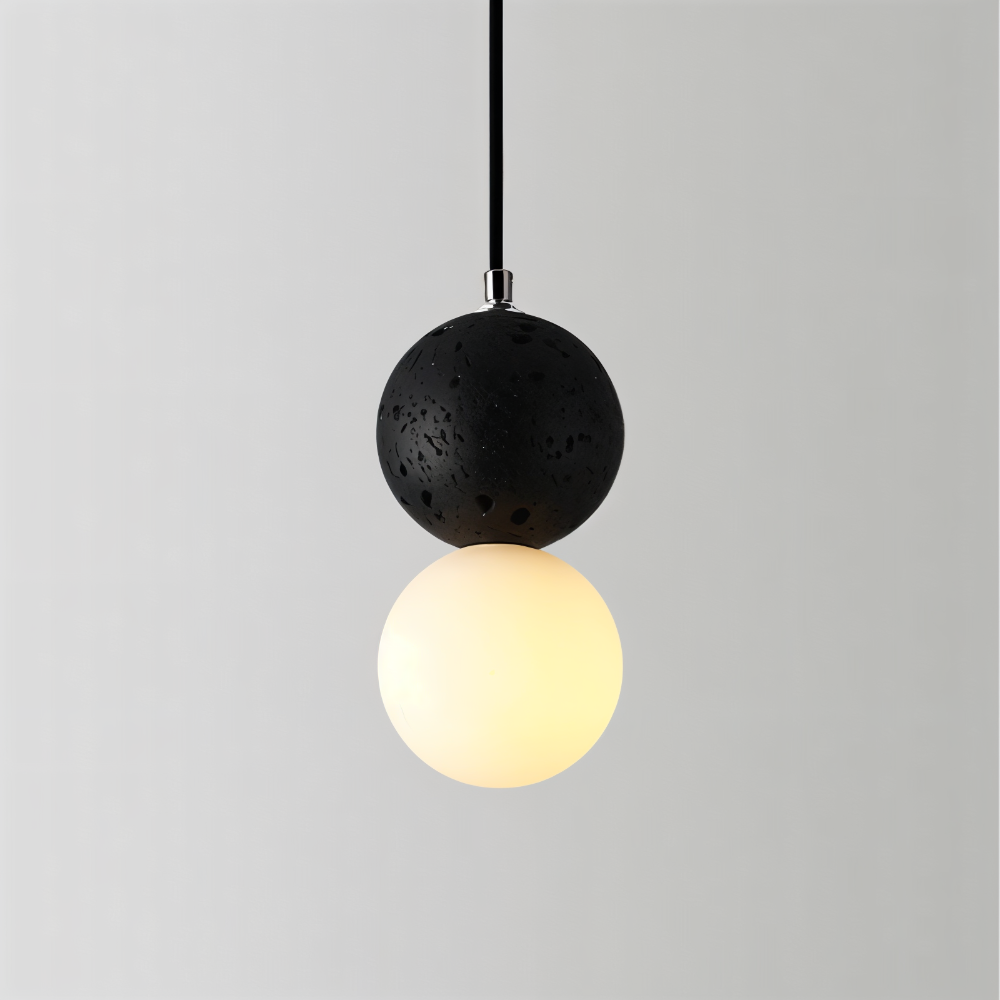 Suspension design LumeGlobe, double boule en verre, idéale pour illuminer votre table à manger.