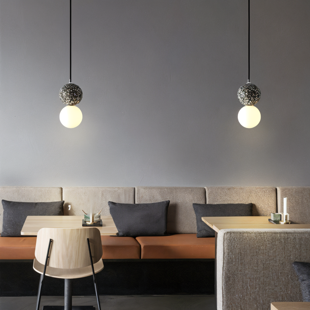 Luminaire de plafond LumeGlobe double boule, verre clair, pour salle à manger ou salon.