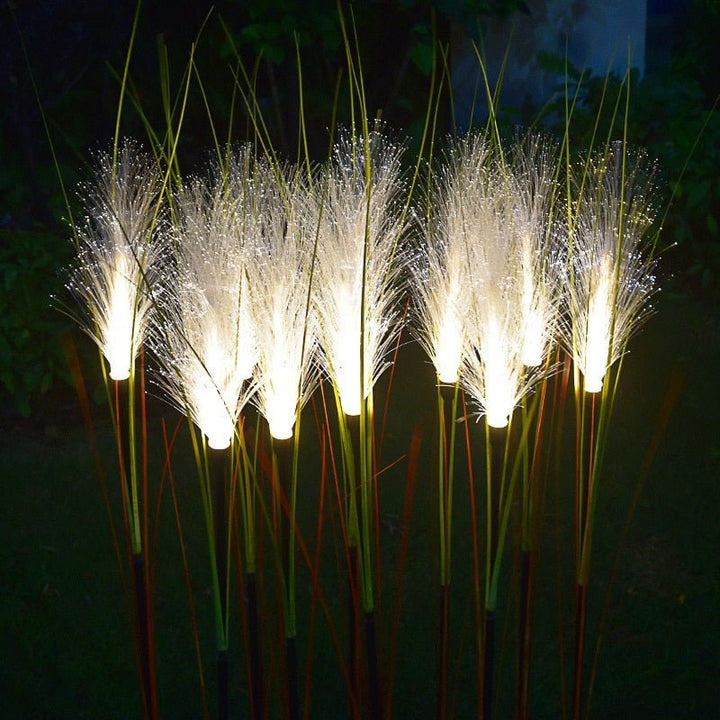 Éclairage LED de jardin autonome à énergie solaire, étanche, parfait pour baliser des allées ou décorer un parterre.