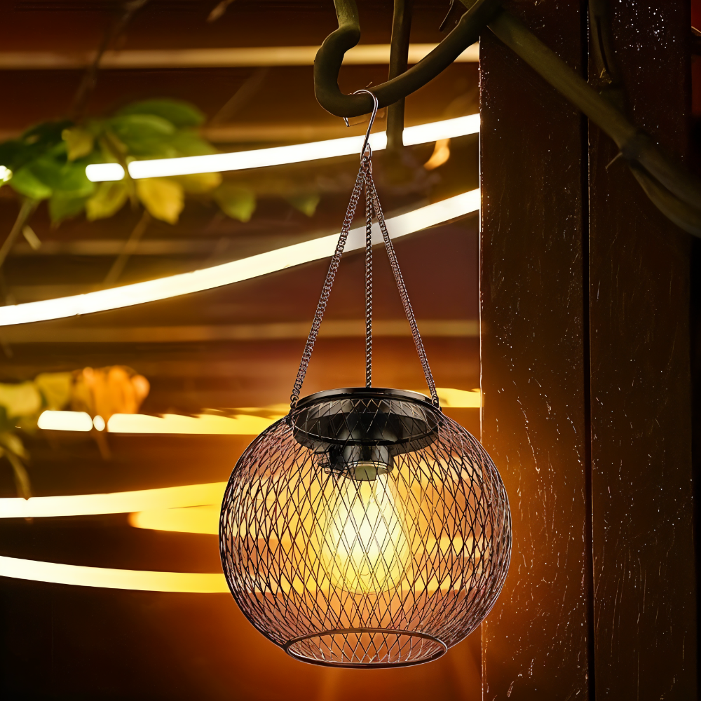Lampe suspendue solaire en métal treillis, décoration élégante pour jardin, terrasse et extérieur.
