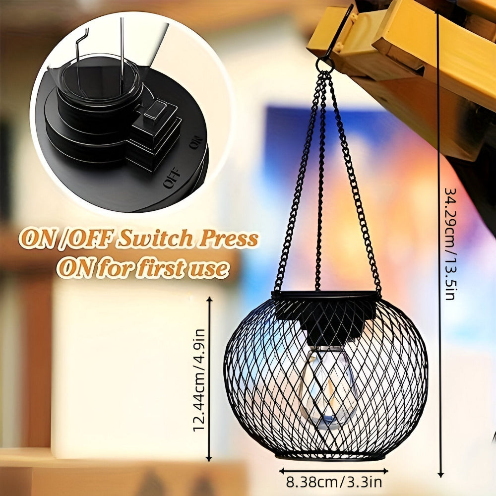 Lanterne solaire suspendue en métal treillis, idéale pour éclairer les allées de jardin avec lumière LED.