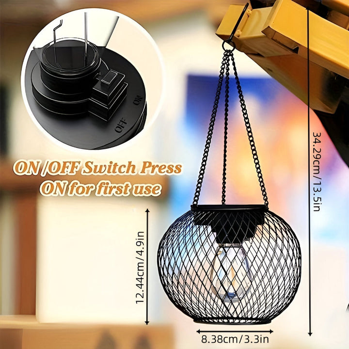 Lanterne solaire suspendue en métal treillis, idéale pour éclairer les allées de jardin avec lumière LED.