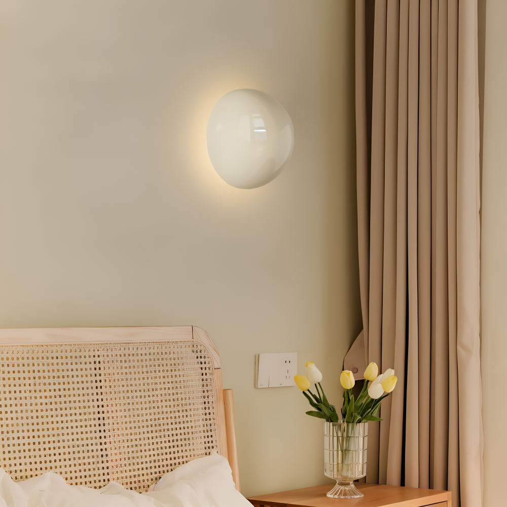 Applique murale LED ronde, crée une lumière d'ambiance chaleureuse pour salon ou chambre.