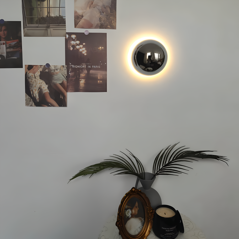 Applique murale LED ronde Cirvia, parfaite pour éclairer un salon moderne avec style.